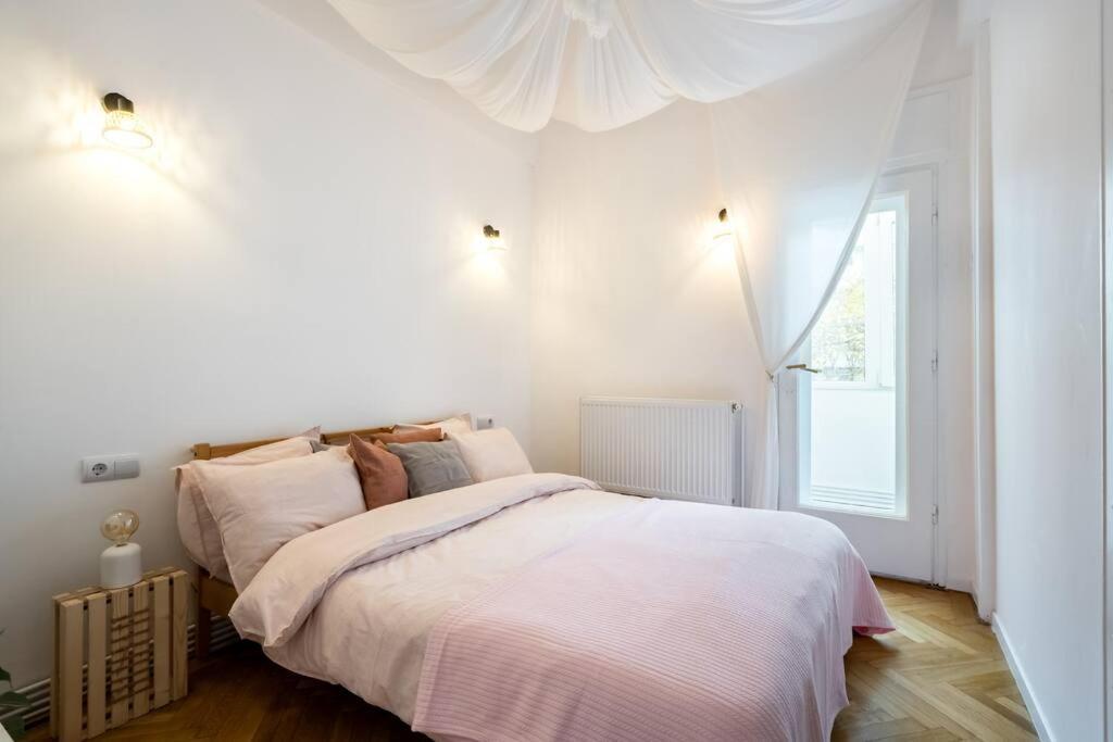 Downtown Cozy Apartment Old Town Бухарест Экстерьер фото