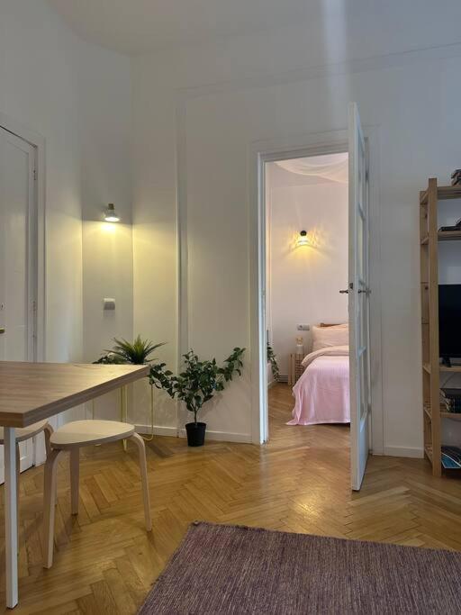 Downtown Cozy Apartment Old Town Бухарест Экстерьер фото